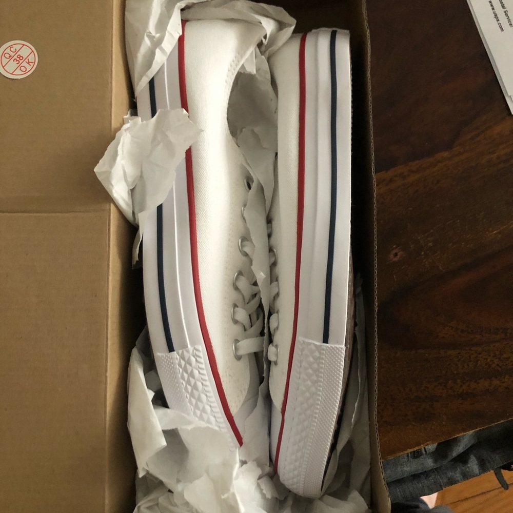 White converse size 8.5 women 6.5 men